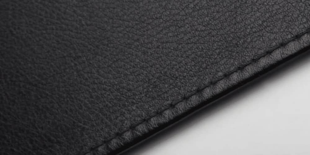 Schwarze Lederauflage von Leather on Top mit sauber gearbeiteter Ledersteppnaht